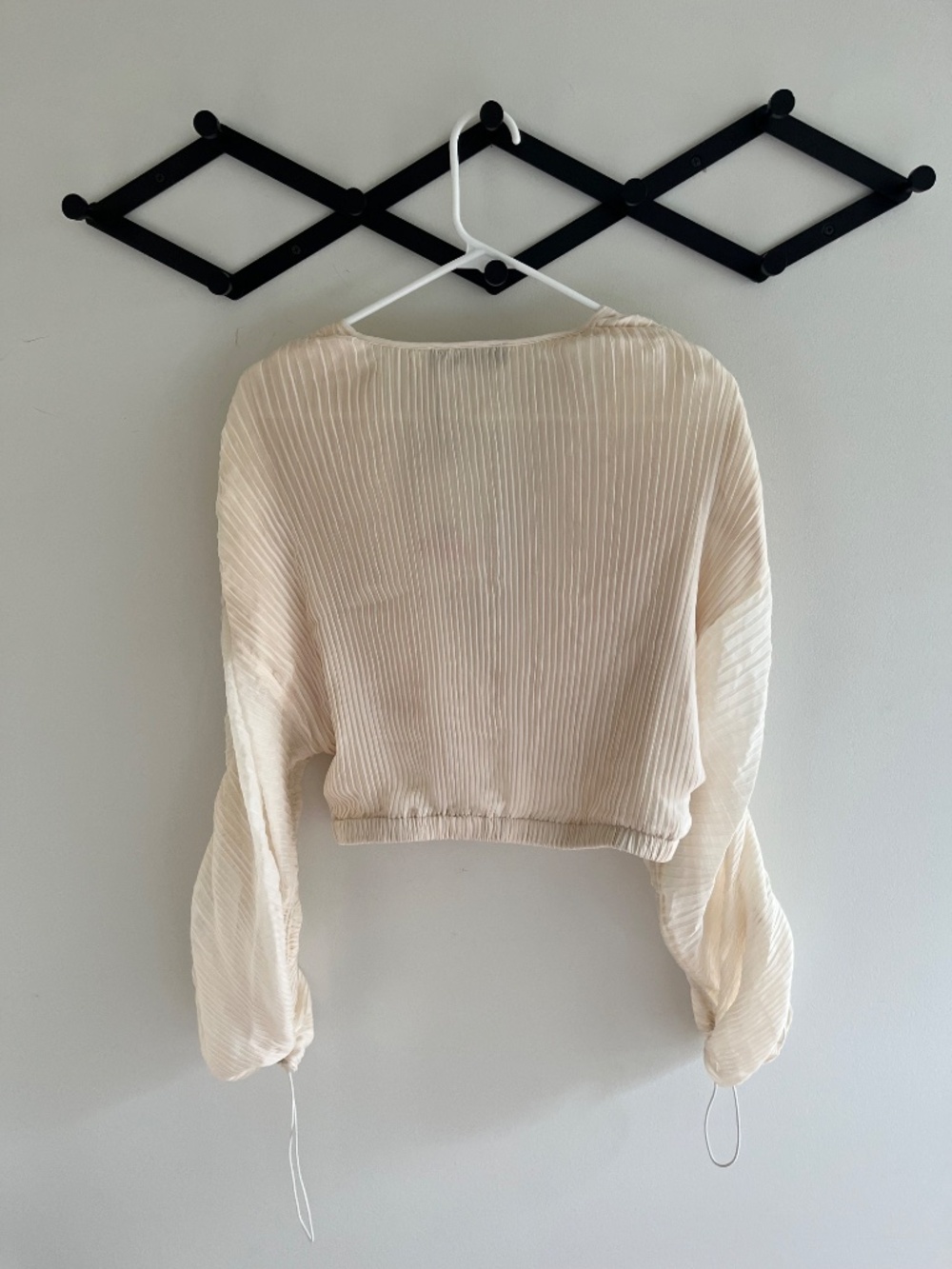 AKIRA - Pleated V Neck Cropped Blouse, size L - Picture 2 of 4